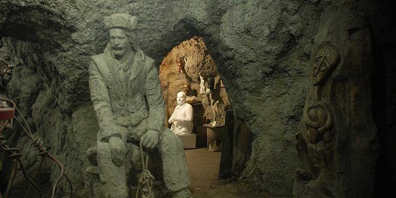 فضای داخلی غار موزه لواسان