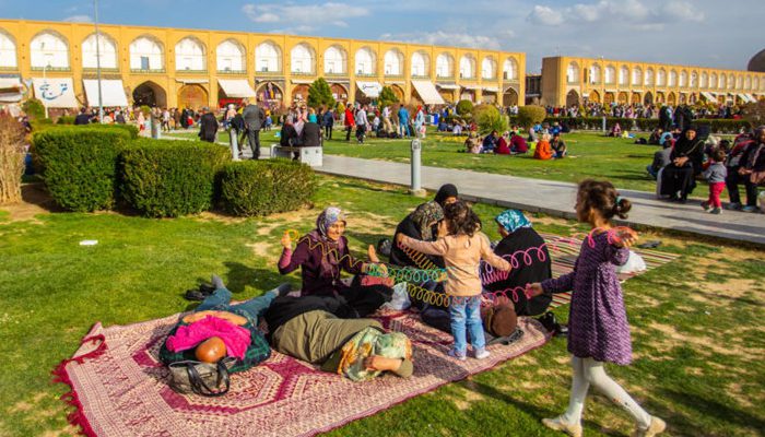 سفربازی - پیک نیک در میدان نقش جهان اصفهان