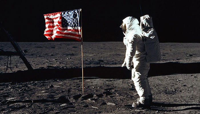 سفربازی - پرچم آمریکا در ماه