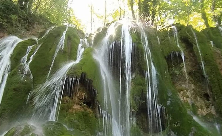 آبشار اوبن، آبشاری خزه‌ای در دل مازندران