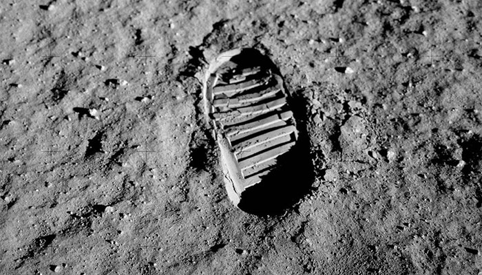 سفربازی - رد پای انسان بر روی ماه
