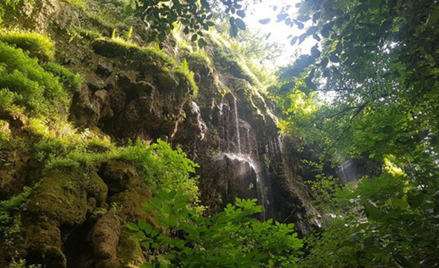 آبشار اوجرجری، آبشاری پر آب در دل جنگل