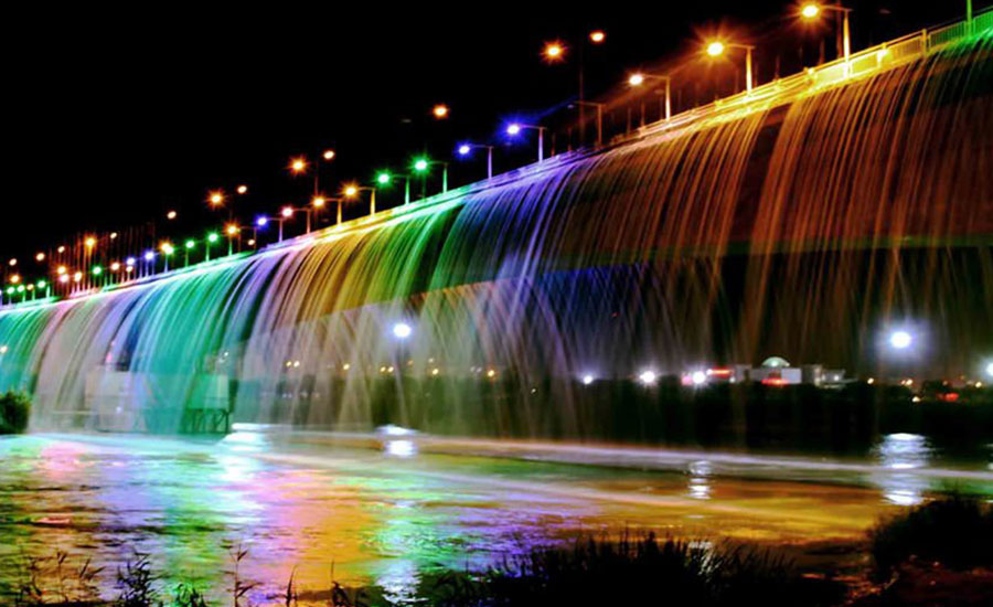 آبشار اهواز یا پل هفتم، رنگین کمانی در شب
