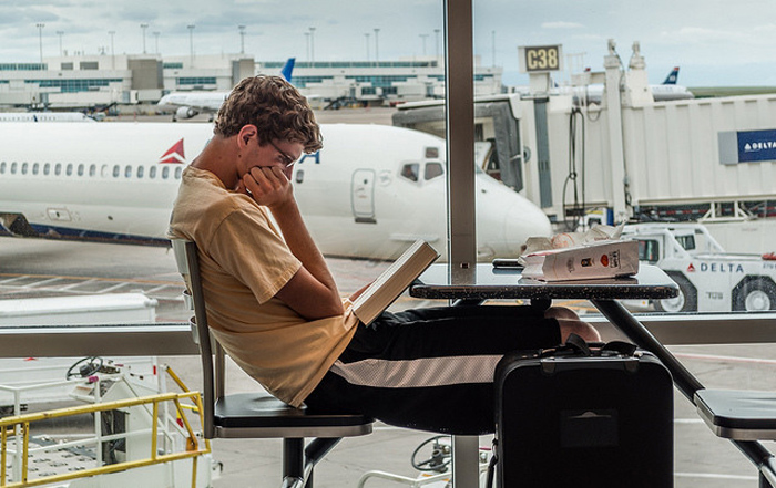 سفربازی - فرودگاه بهترین زمان برای خوندن کتابه