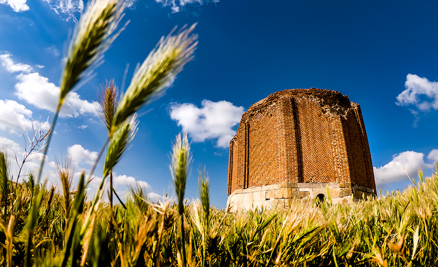 برج شاطر یا گنبد شاطر، گنبدی بر فراز تپه‌‌های باستانی