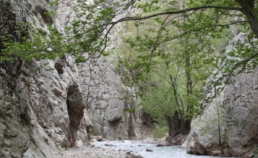 آبشار بابا رمضان کلات و خونه‌هایی که سقف یکی حیاط اون یکیه