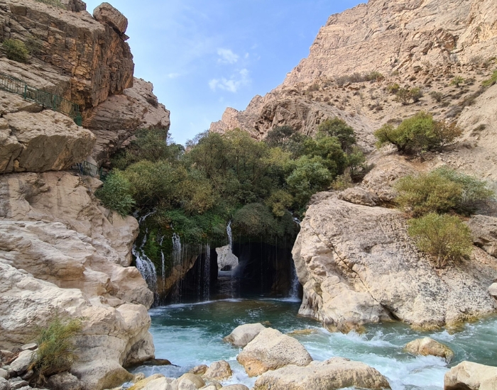 سفربازی-آبشار تخت سلیمان از دیدنیهای اطراف اصفهان