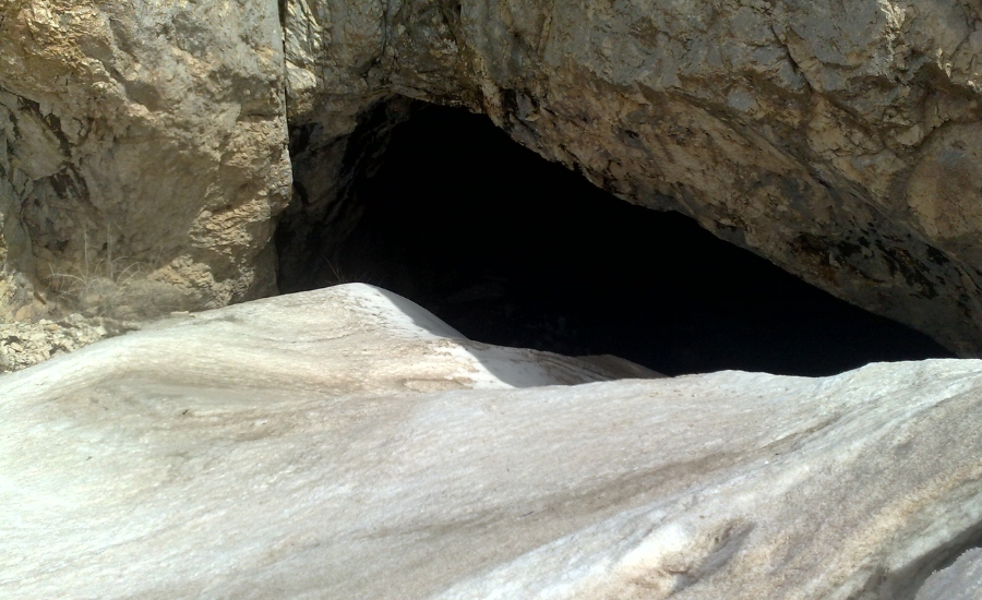 غار دست ساز رئیس از نقاط گردشگری اطراف آبشار نیاسر