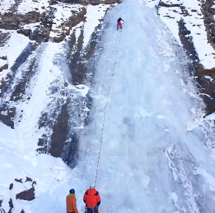 سفربازی - آبشار یخی آبنیک