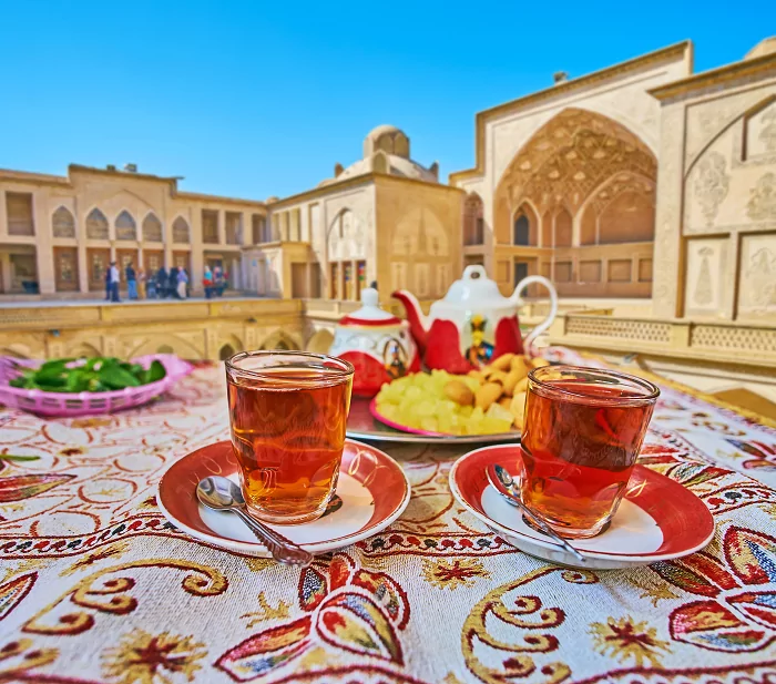 سفربازی - چای به همراه شیرینی در کرمان