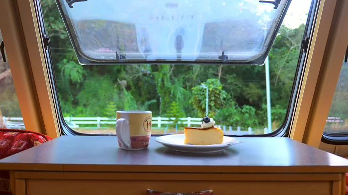 سفربازی - لذت نوشیدن چای در کنار کیک تازه