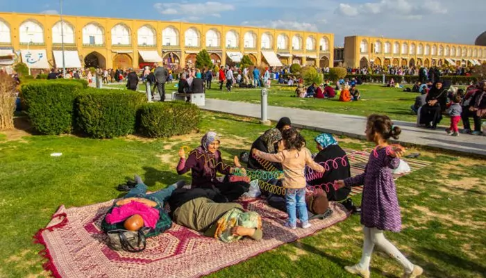 سفربازی - پیک نیک در میدان نقش جهان اصفهان