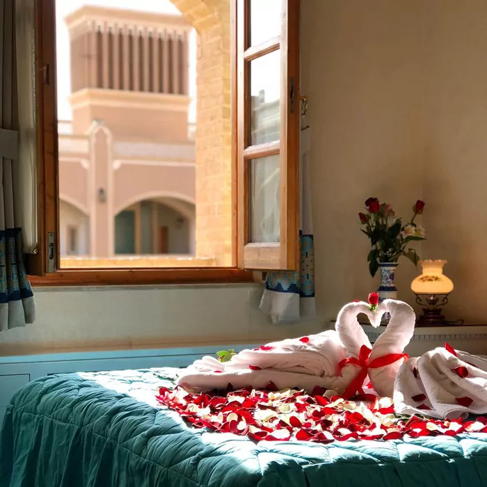سفربازی - اتاق تزئین شده ماه عسل