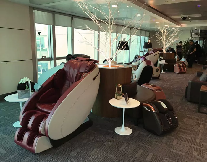 سفربازی - از صندلی های ماساژور در فرودگاه استفاده کنید