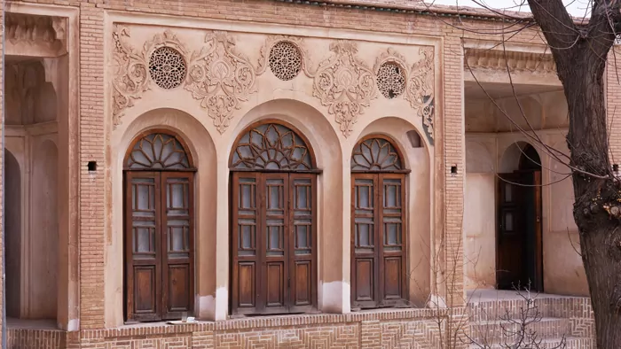 سفربازی - محوطه بیرونی خانه تاریخی بروجردی