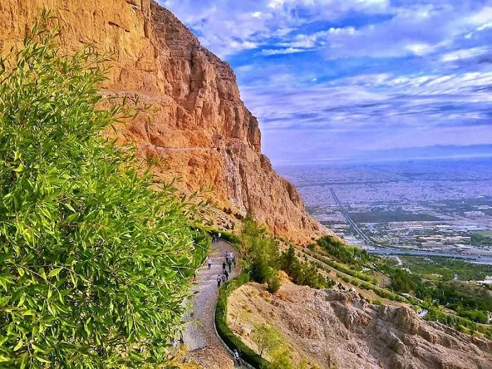 سفربازی _ نمایی از کوه صفه اصفهان