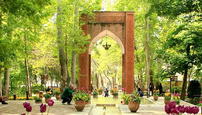 سفربازی - باغ ایرانی در فصل بهار