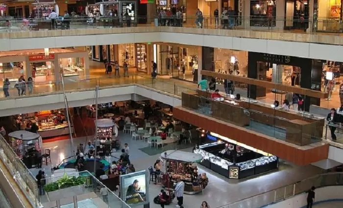 مرکز خرید گلدیس، مرکزی در صادقیه تهران