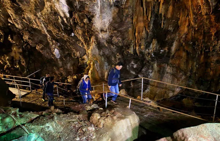 سفربازی - غار علیصدر چند پله دارد