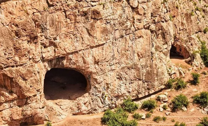 سفربازی - نمای بیرونی غار دربند رشی
