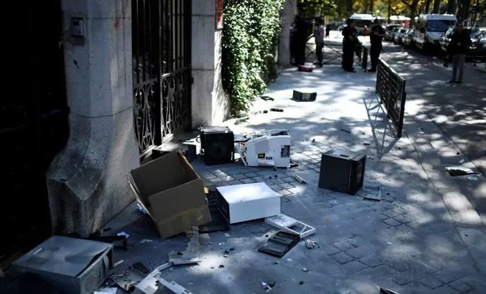 سفربازی - حمله به سفارت ایران در پاریس 