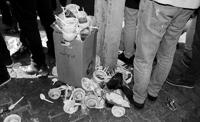 سفربازی - رها کردن ظروف پلاستیکی پیاده روی اربعین