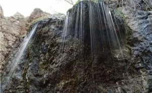 آبشار هندس ساوه، در نزدیکی روستا اندیس