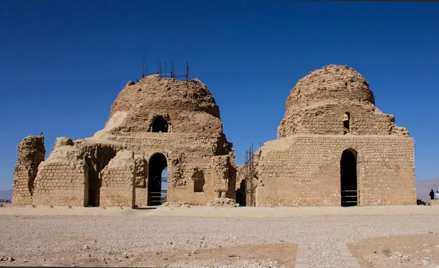 سفربازی - کاخ ساسانی سروستان